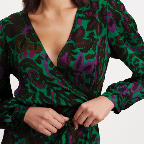NWT Velvet by Graham & Spencer Green and Purple Bridget Printed Satin Wrap Dress - Picture 5 of 6